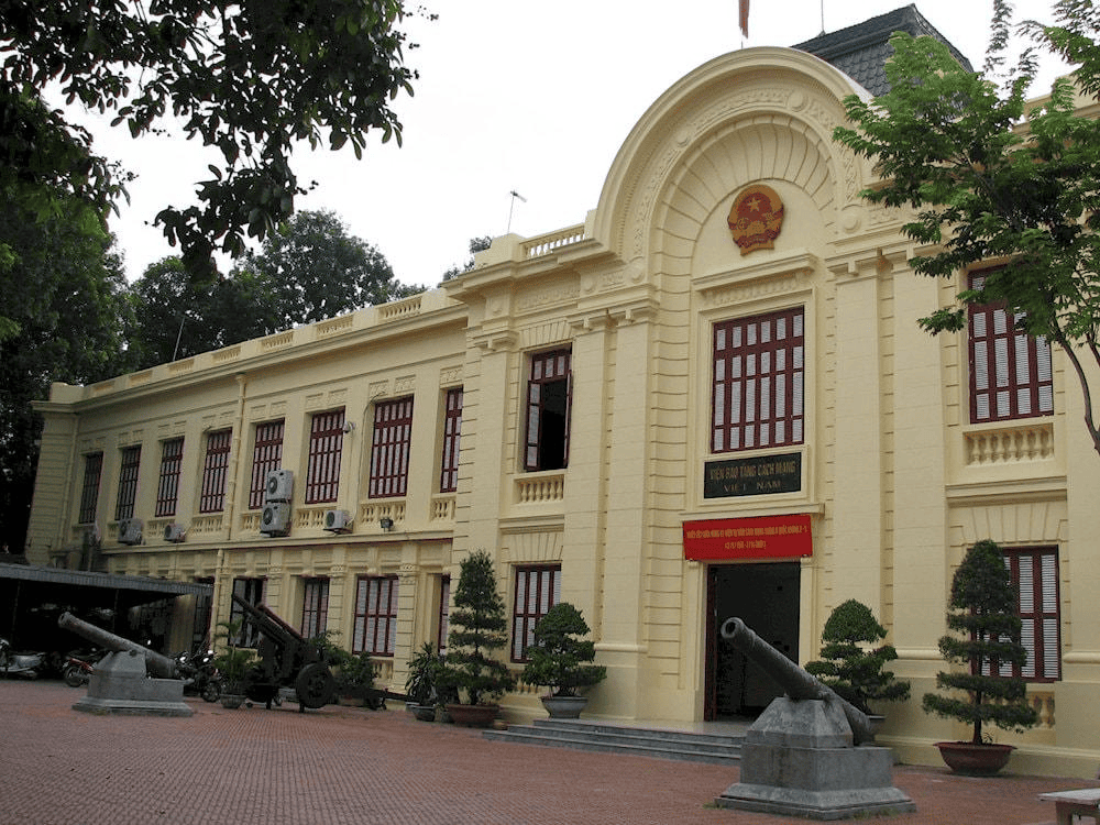 The museum is built in the French architectural style, featuring multiple exhibition rooms (Source: Rungbachduong – Wikipedia)